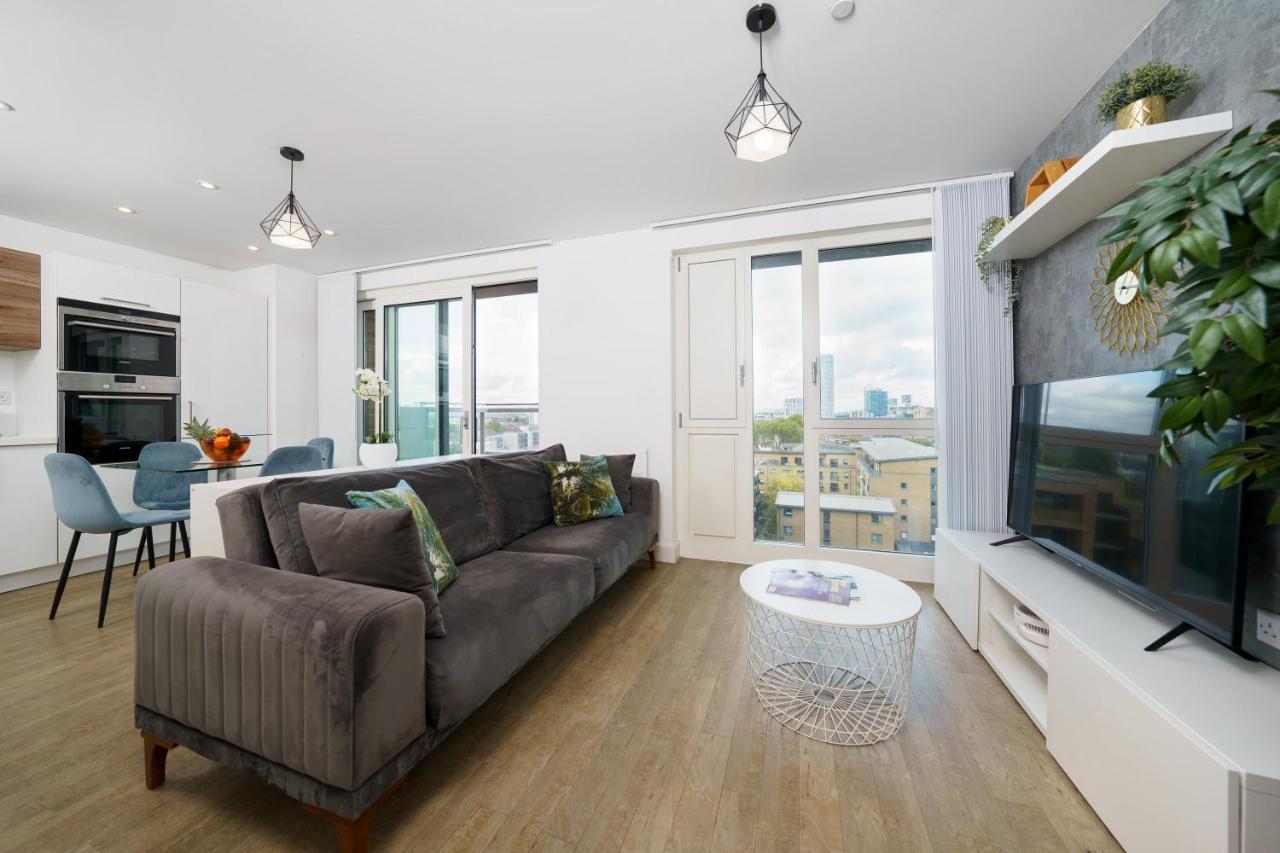 Appartement Stylish Fully-equipped One Bedroom With Extra Sofa Bed, Free Secure Parking, Onsite Gym, 24hr Security & Concierge Londen