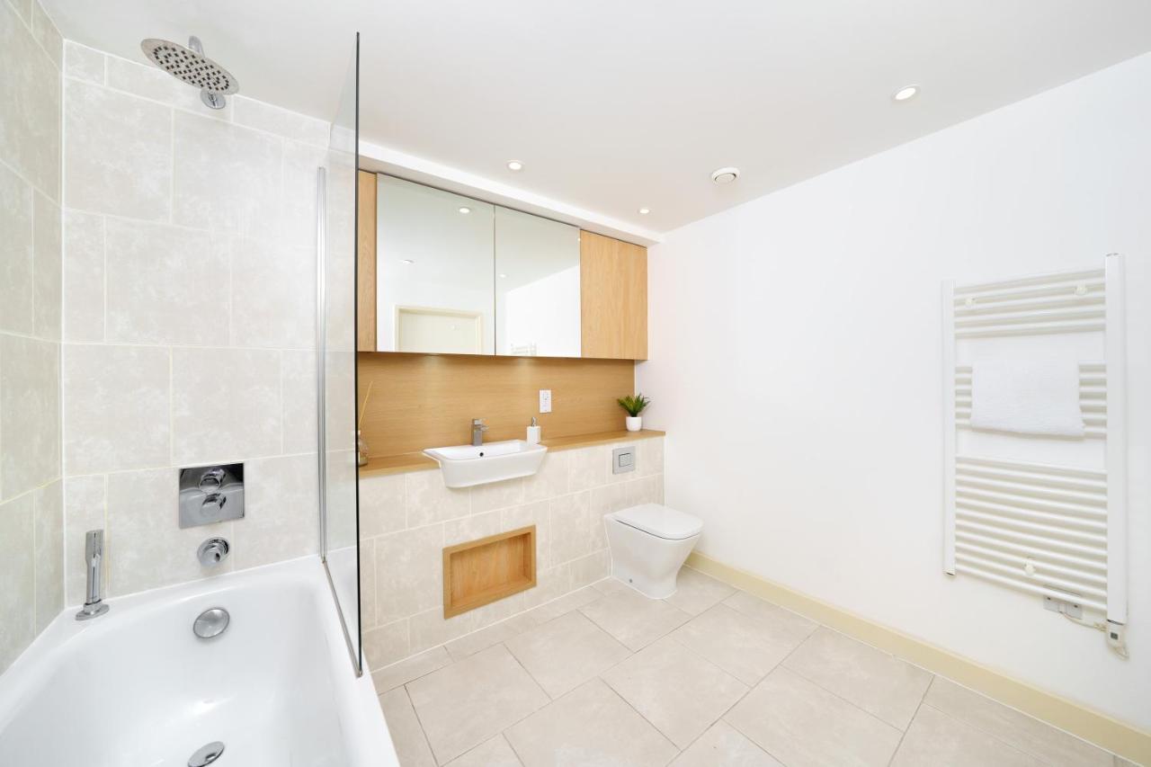 Stylish Fully-equipped One Bedroom With Extra Sofa Bed, Free Secure Parking, Onsite Gym, 24hr Security & Concierge Appartement